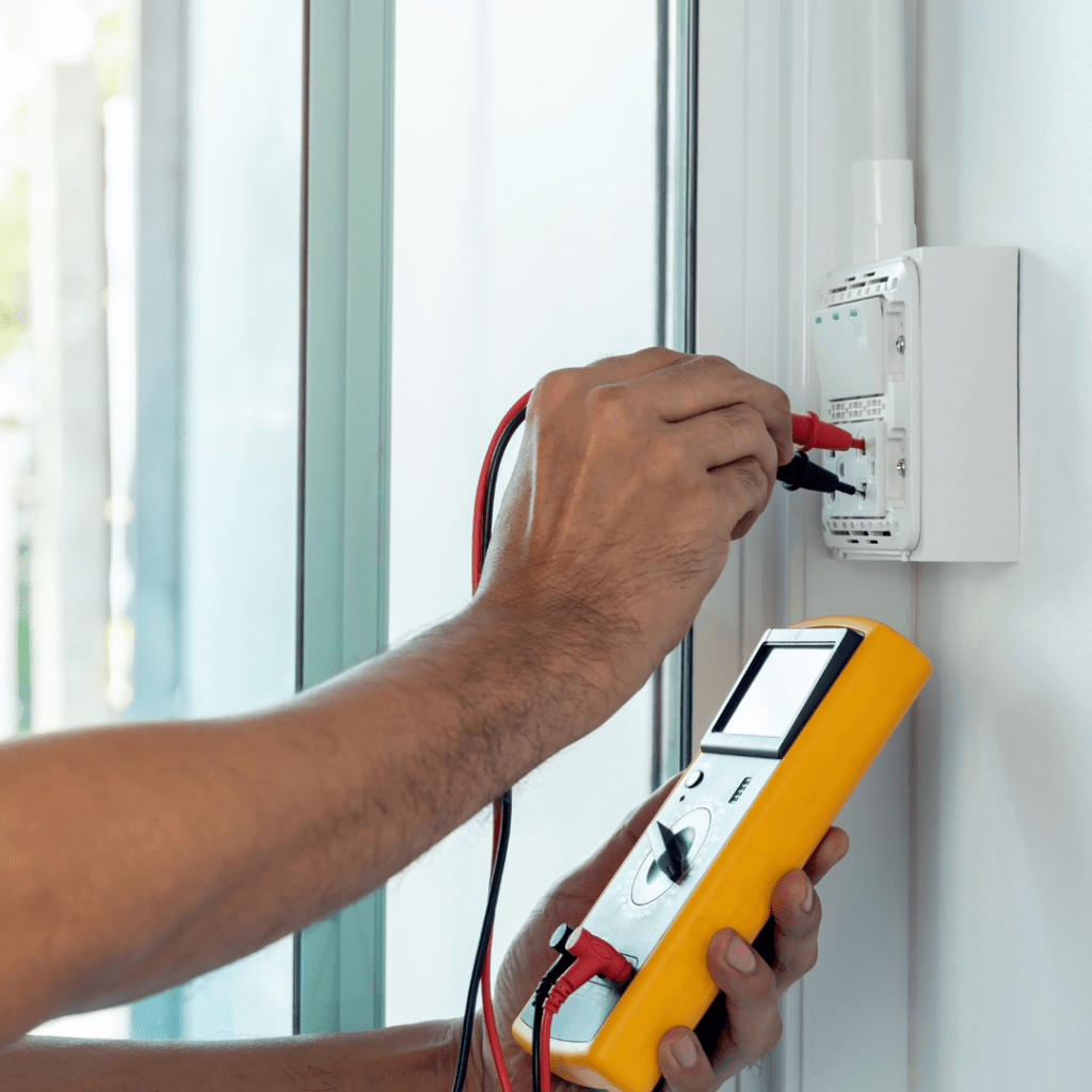 Revisión de problemas con las conexiones eléctricas en Santiago.