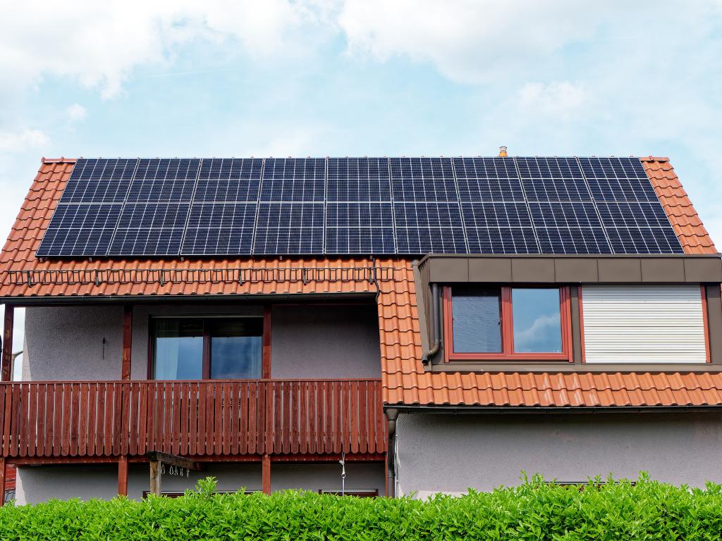 PANEL SOLAR EN TECHO DEL HOGAR